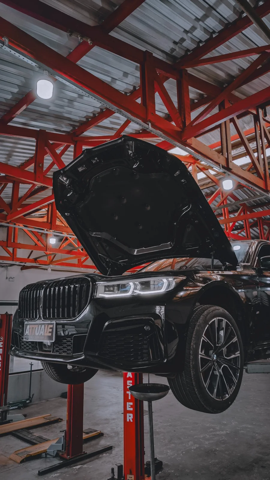 BMW em manutenção no elevador da Attuale