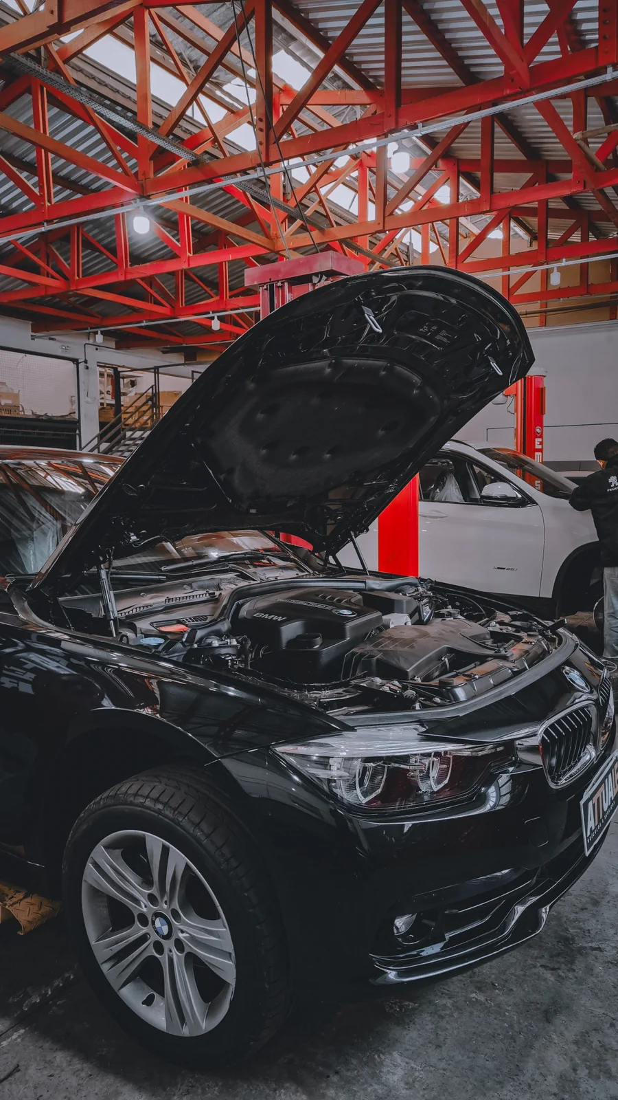 BMW com capô aberto na oficina Attuale
