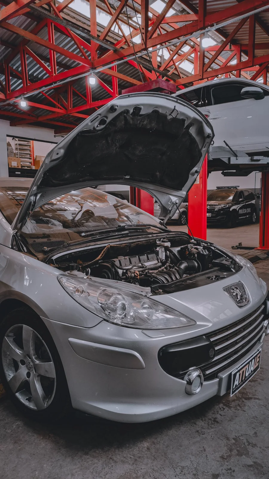 Peugeot com capô aberto na oficina Attuale